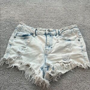 Super cute light washed denim shorts!!